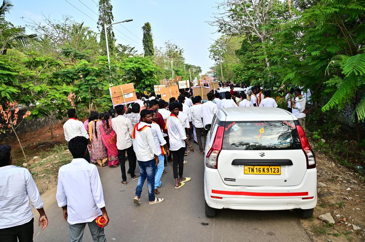 निवासियों ने इलाके में सड़कों पर अतिक्रमण कर वाहनों की अंधाधुंध पार्किंग पर आपत्ति जताई। निवासियों ने इलाके में सड़कों पर अतिक्रमण कर वाहनों की अंधाधुंध पार्किंग पर आपत्ति जताई।